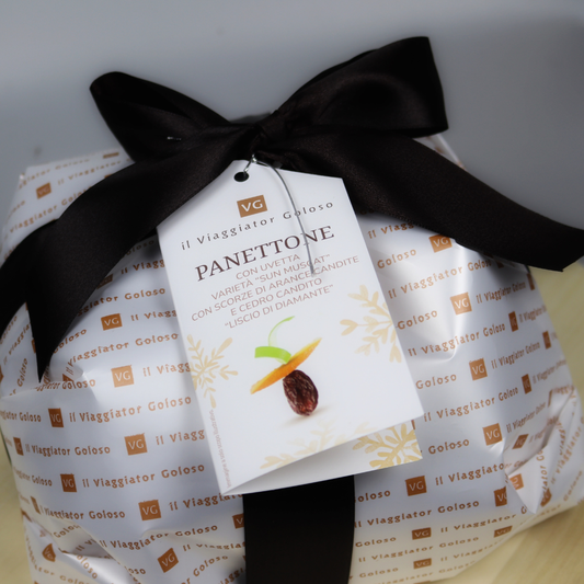 Panettone italienesc Pandoro Traditionale cu stafide, coajă de portocală și lime - 1kg